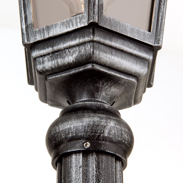Detailaufnahme einer klassischen Außenleuchte aus Metall mit Glasfenstern und antikem Finish.