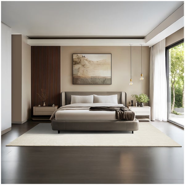 Schlafzimmer mit Doppelbett, zwei Nachttischen, Teppich und Kunstwerk