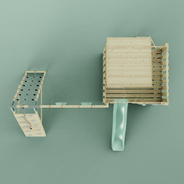 Draufsicht auf einen Spielturm aus Holz mit Rutsche, Kletterwand und Kletternetz.