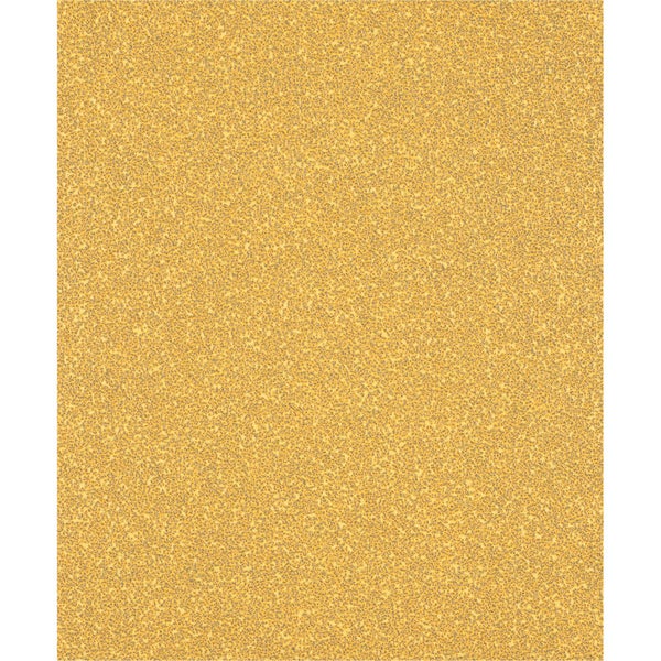 Eine Person schleift einen Fensterrahmen mit einem Schleifgerät, um Farbe zu entfernen.