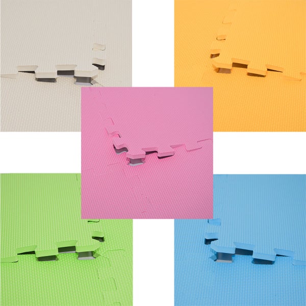 Set aus bunten Schaumstoff Puzzlematten mit Verzahnung für den Boden