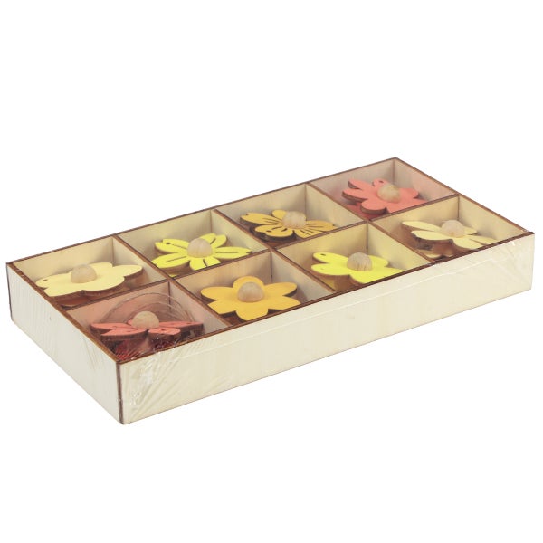 Holzblumen in einer Holzkiste zur Dekoration