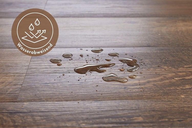 Wasserabweisender Bodenbelag in Holzoptik mit Wassertropfen auf der Oberfläche und Symbol für Wasserabweisung.