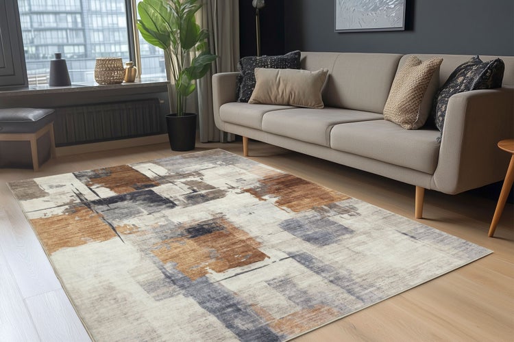 Moderner Webteppich mit abstraktem Muster in einem hellen Wohnzimmer mit Sofa und Pflanzen.