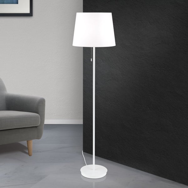 Stehleuchte mit Stoffschirm im Wohnzimmer