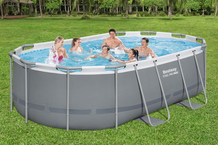 Bestway Steel Pro Max Aufstellpool im Garten mit einer Familie. Ovaler Pool mit grauem Außenmaterial und stabilem Stahlrahmen.