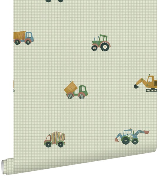 Tapete mit Karomuster und Motiven von verschiedenen Fahrzeugen wie Traktoren, Baggern und Lastwagen.