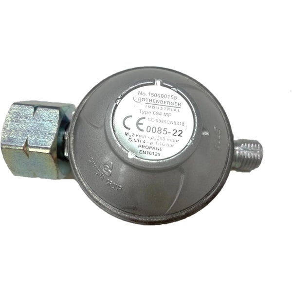 Maßzeichnung einer Toilettengarnitur aus Metall mit Maßen: Höhe 68 Zentimeter, Breite 18 Zentimeter, Tiefe 15 Zentimeter.