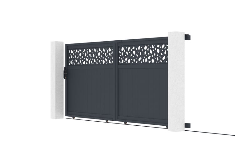 Zweiteiliges Schiebetor aus Aluminium mit dekorativem Lochmuster im oberen Bereich und vertikalen Lamellen.