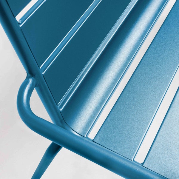 Detailansicht eines blauen Gartenstuhls aus Metall mit Lamellen und einem abgerundeten Rohrrahmen.