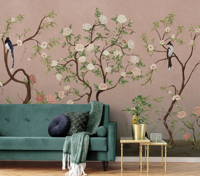 Dekorative Szene mit Sofa, Couchtisch und floraler Tapete im Innenraum.