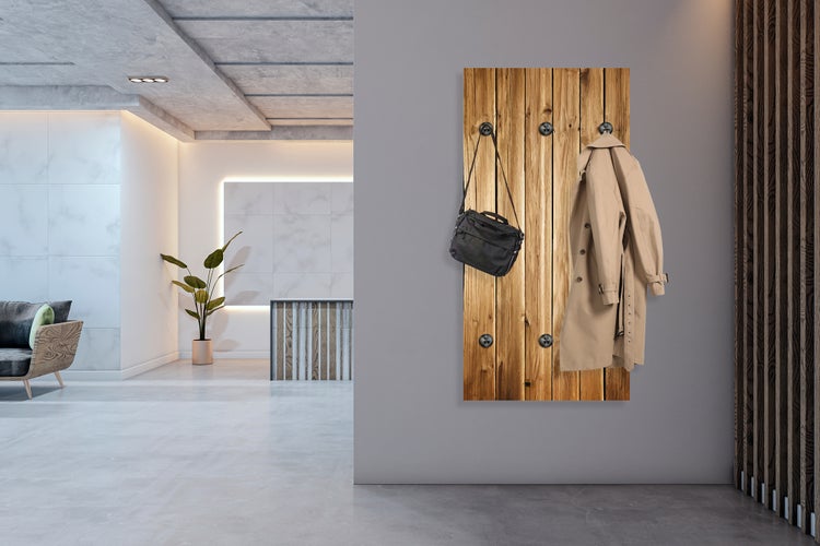 Garderobe aus Holz mit Tasche und Mantel in einem modernen Raum.