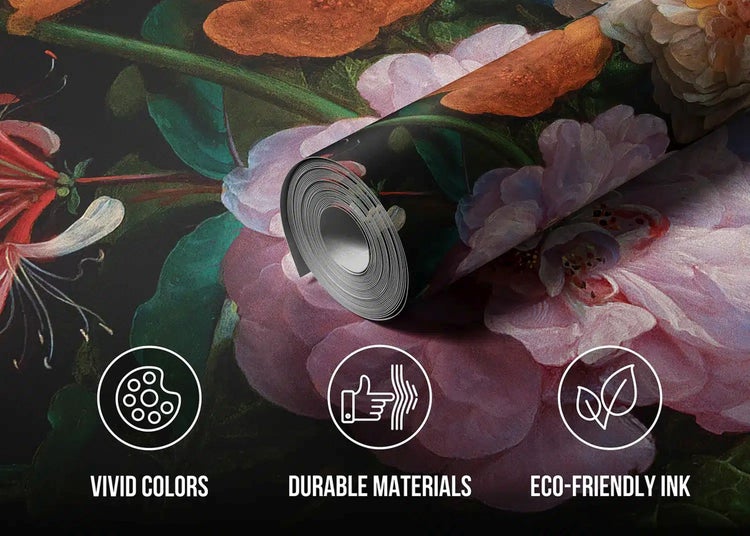 Tapetenrolle mit floralem Muster und großen Blüten. Symbole für lebendige Farben, langlebige Materialien und umweltfreundliche Tinte.