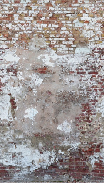 Alte Ziegelmauer mit abblätterndem Putz