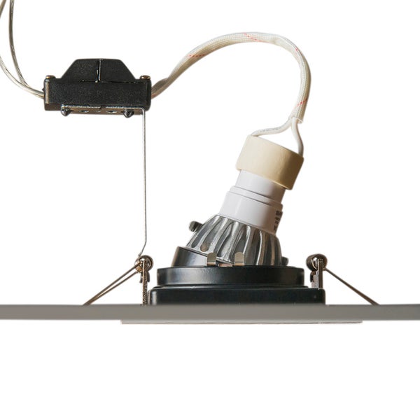 Quadratischer LED-Einbaustrahler aus gebürstetem Metall mit warmweißer Lichtquelle und rundem Reflektor.