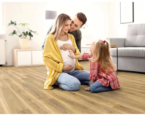 Helle Wohnung mit Familie auf Holzboden