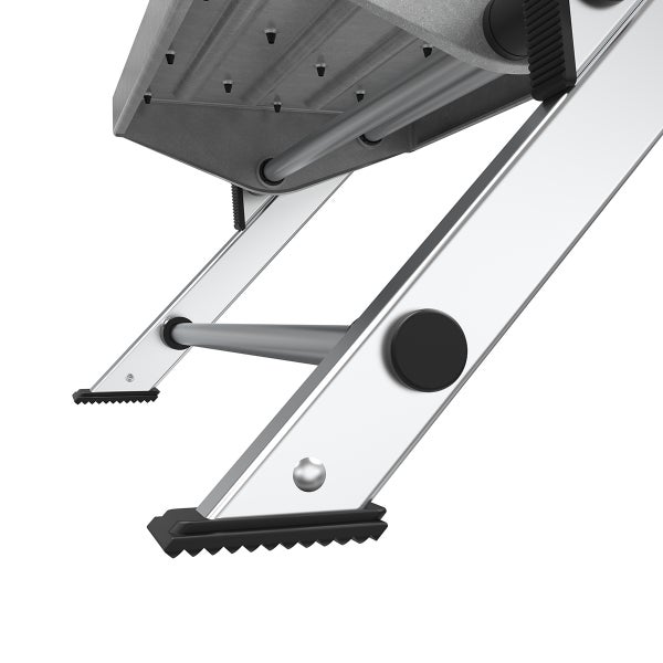 Detailansicht der rutschfesten Füße und der Standplattform einer Aluminium Stehleiter.