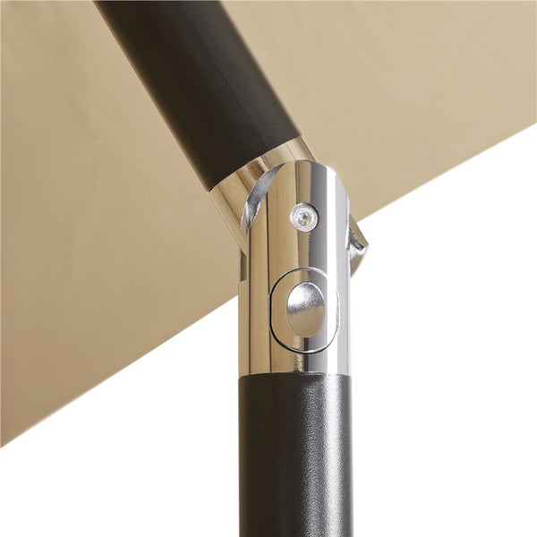 Detailaufnahme eines Sonnenschirms mit Schirmständer und Befestigungselementen