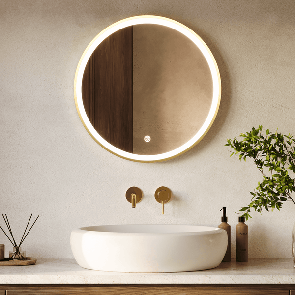 Runder Badezimmerspiegel mit LED Beleuchtung und Touch Schalter über einem Aufsatzwaschbecken mit Unterputz Armatur in modernem Badezimmer.