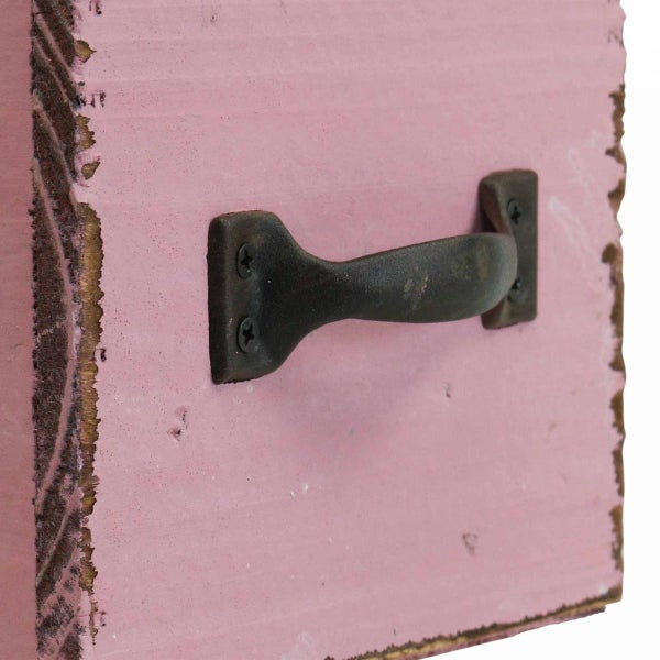 Detailansicht einer Holzkiste mit Griff