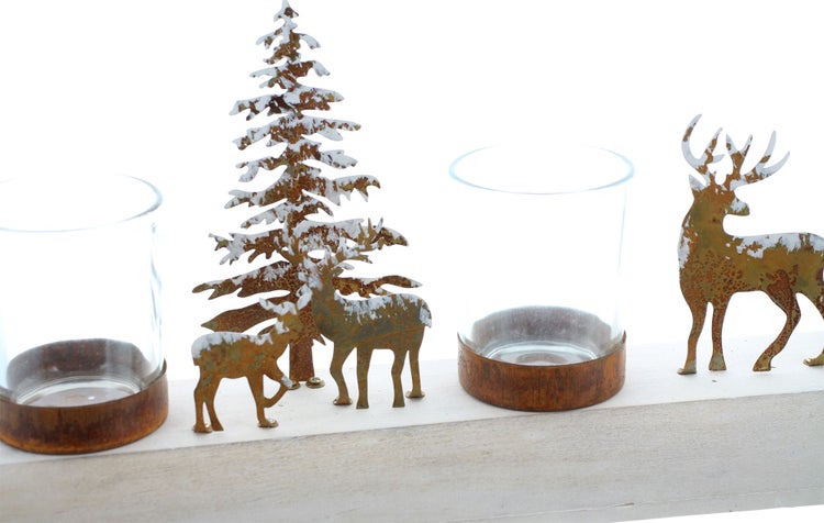 Dekoration mit Teelichthaltern, Tannenbaum und Hirschmotiven auf Holztablett