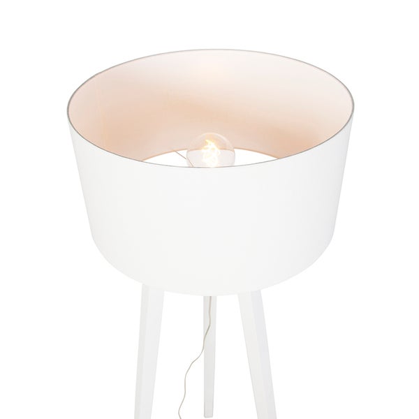 Weiße Stehlampe mit Lampenschirm und Holzbeinen