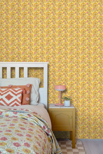 Schlafzimmer mit gemusterter Tapete, Bett und Nachttisch