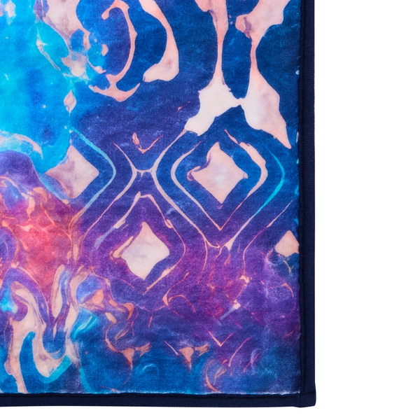 Teppich mit abstraktem Marmormuster und Rautenmotiven in Blau und Violett sowie einer gekettelten Kante.