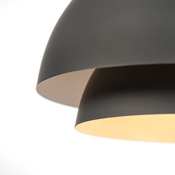 Detailaufnahme einer mehrschichtigen Pendelleuchte.