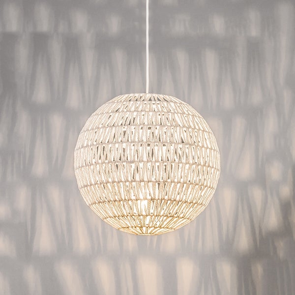 Kugelförmige Pendelleuchte aus weißem Kordelgeflecht mit dekorativem Lichteffekt.