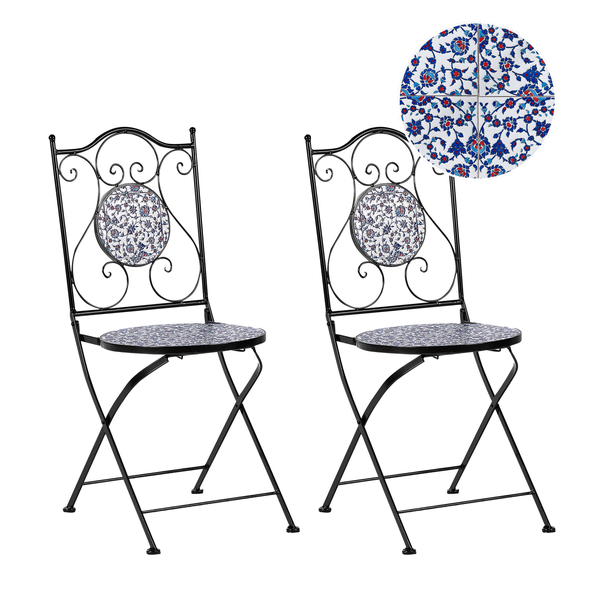 Zwei schwarze Klappstühle mit blau-rotem Mosaikmuster