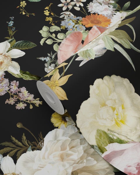 Tapetenrolle mit Blumenmuster auf dunklem Hintergrund