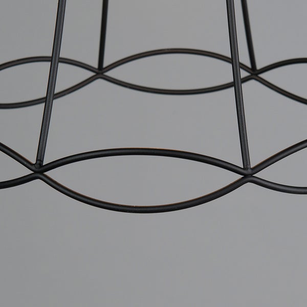 Detailaufnahme eines Lampenschirms aus Metalldraht