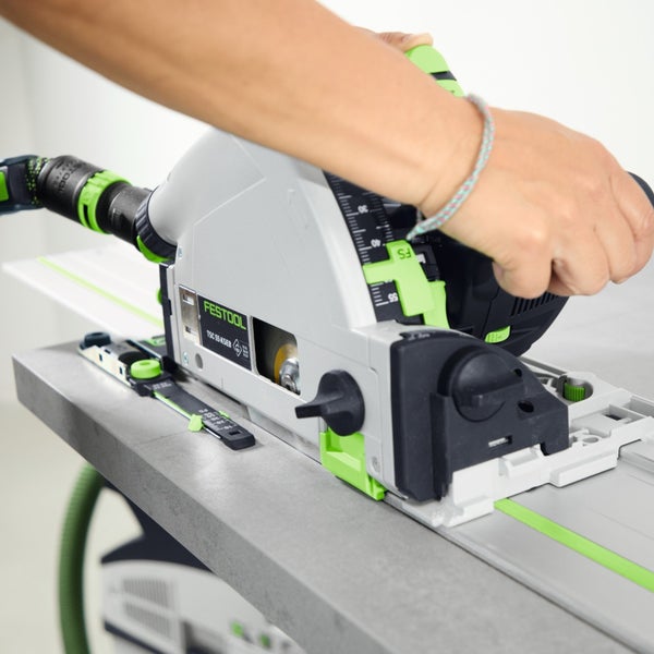 Festool Tauchsäge wird von einer Person auf einer Führungsschiene für einen präzisen Schnitt geführt.