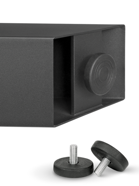 Verstellbare Möbelfüße aus Kunststoff mit Metallgewinde an einem anthrazitfarbenen Metallprofil.