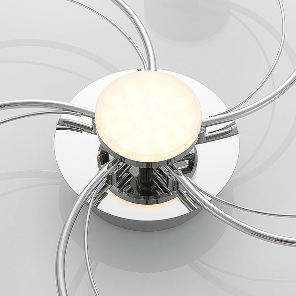 Moderne Deckenleuchte mit geschwungenen Chromarmen und zentralem, leuchtendem Diffusor.