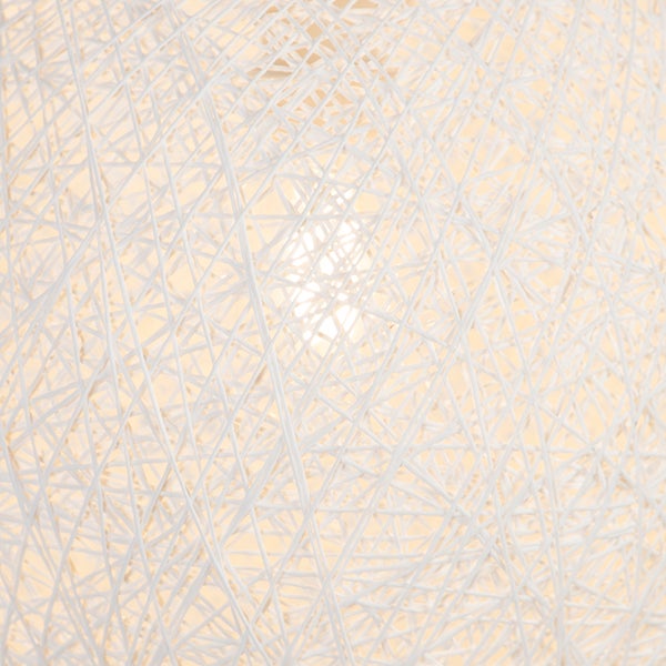 Detailaufnahme eines beleuchteten Lampenschirms aus kreuzweise verflochtenen weißen Fasern in Netzstruktur.