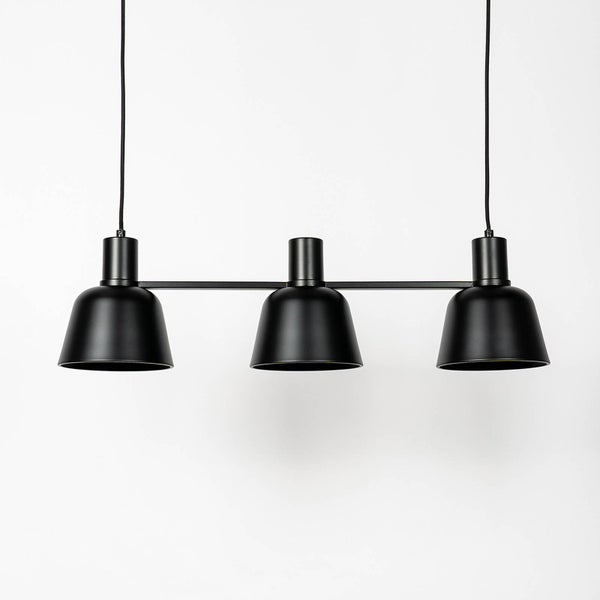 Schwarze Hängelampe mit drei Leuchten
