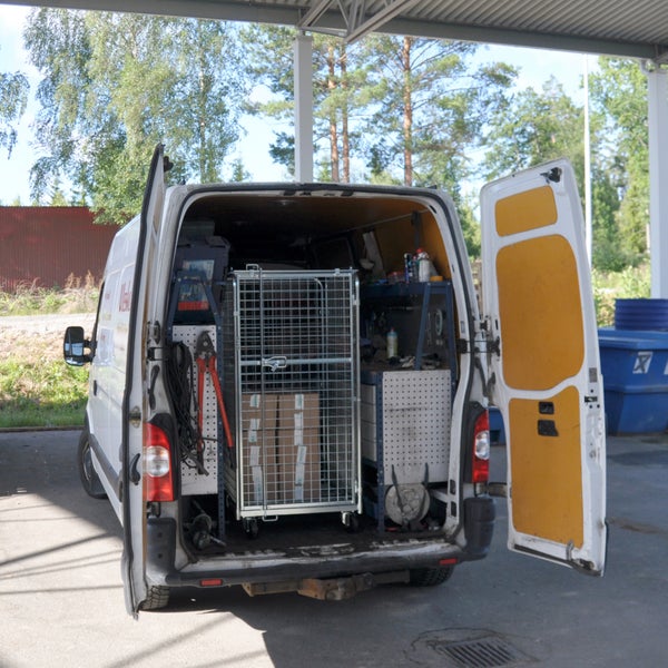 Transporter mit geöffneten Hecktüren und Werkzeugausstattung