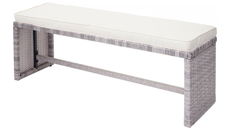 Gartenbank aus grauem Polyrattan inklusive weißem Sitzkissen.