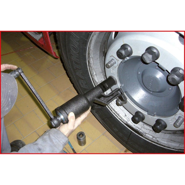 Radschrauben-Drehmomentverstärker im Einsatz an einem LKW-Rad