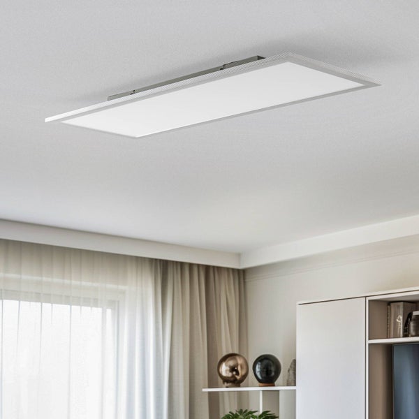 Rechteckiges LED-Panel als Deckenleuchte mit Aluminiumrahmen in einer hellen, modernen Raumsituation.