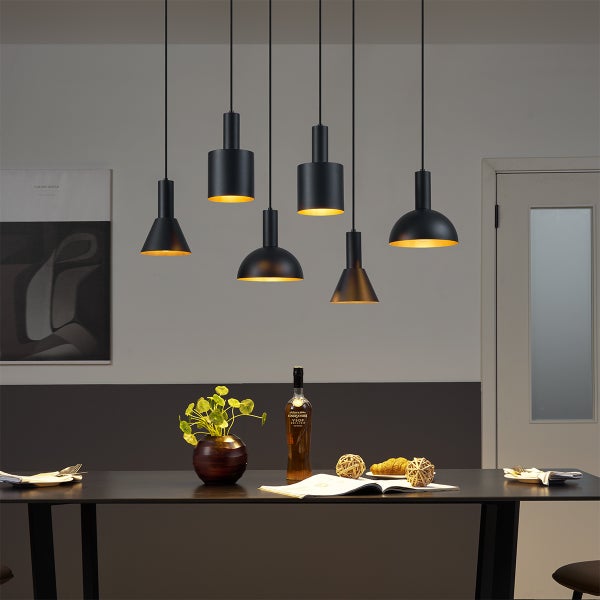 Esstisch mit sechs schwarzen Pendelleuchten