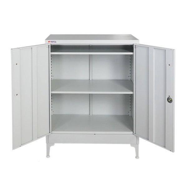 Offener Metallschrank mit drei Regalböden