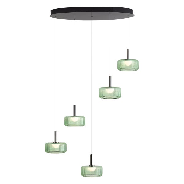 Moderne Pendelleuchte mit fünf gerillten Glasschirmen und runder Deckenplatte für eine stilvolle Beleuchtung.