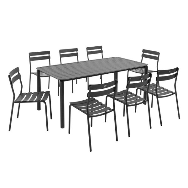 Gartenmöbel-Set bestehend aus einem rechteckigen Metalltisch und acht Stühlen mit Lamellen-Design.