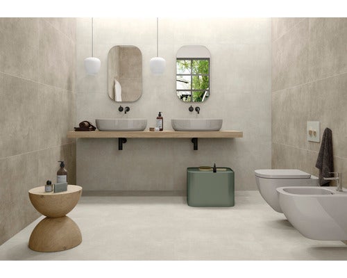 Modernes Badezimmer mit Waschbecken, Spiegeln, Toilette und Bidet