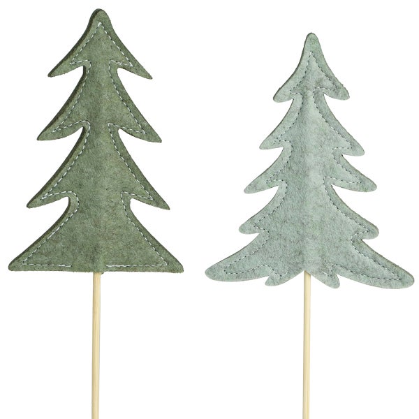 Zwei filzartige Weihnachtsbäume auf Holzstäben