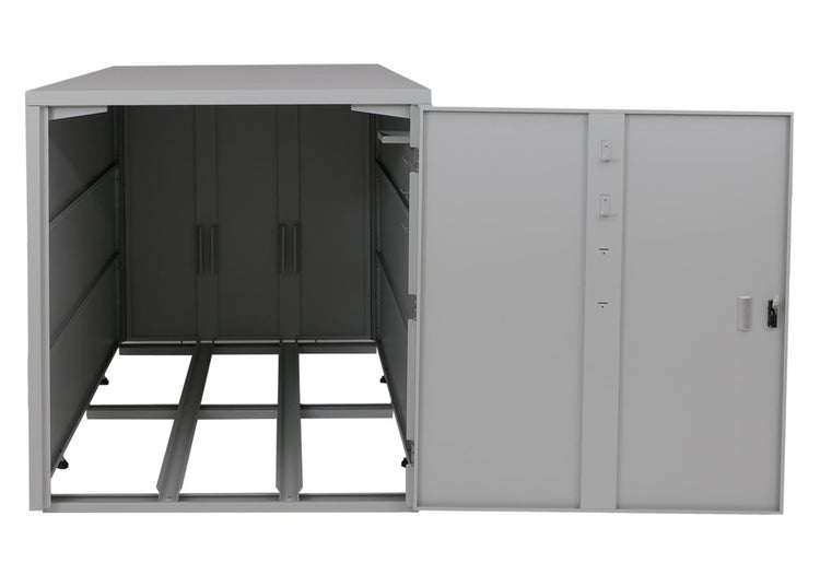 Gerätebox aus Metall mit geöffneter Tür, Bodenrahmen und Haken an der Türinnenseite.