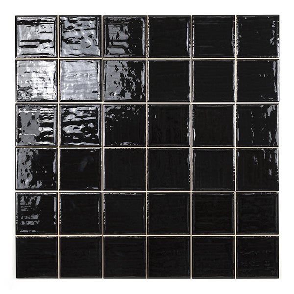 Quadratische Wandfliesen mit glänzender Oberfläche in Schwarz, angeordnet in einem fünf mal fünf Raster.